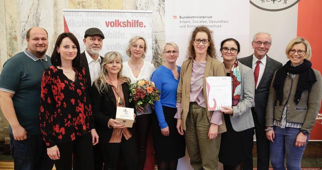 Kürzlich wurde das Pflegeteam der Volkshilfe Tirol mit dem zweiten Platz beim österreichischen Pflege- und Betreuungspreises LUISE in der Kategorie "Pflege- und Betreu- ungspersonal an Demenz" erkrankter Menschen ausgezeichnet.