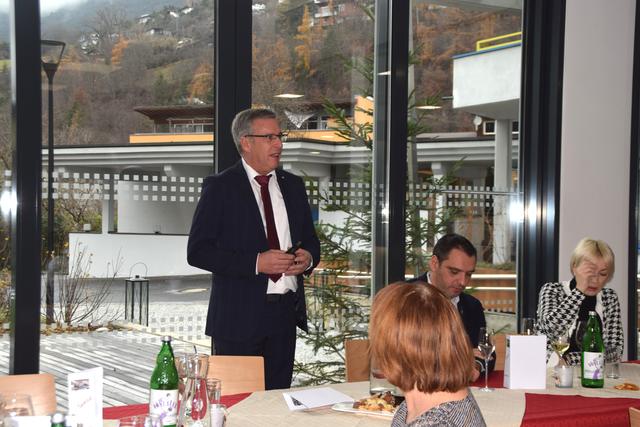 Direktor Günther Schwazer freute sich, so viele erfolgreiche Abgänger der TFBS verzeichnen zu können. | Foto: Siegele