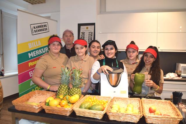 Smoothies von der 1. REWE Klasse (90 Prozent der SchülerInnen von Billa und 10% von Merkur) an der TFBS:
Stefanie, Christian Wieser, Marie, Ajla, Zeynep, Selina und Sara (v.li.) mixten. | Foto: Siegele