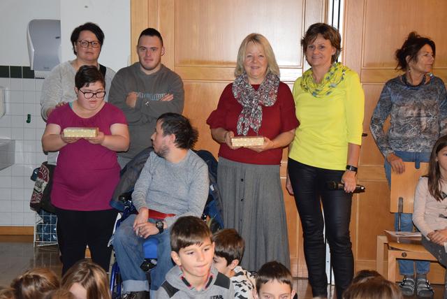 Bei der Adventkranzweihe wurden Spenden an den Verein "Christina lebt" und die Lebenshilfe Weiz übergeben.