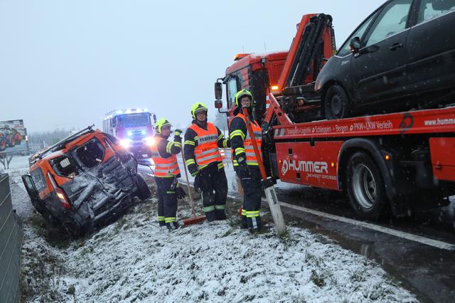 Der Kleintransporter wurde bei dem Aufprall völlig zerstört.