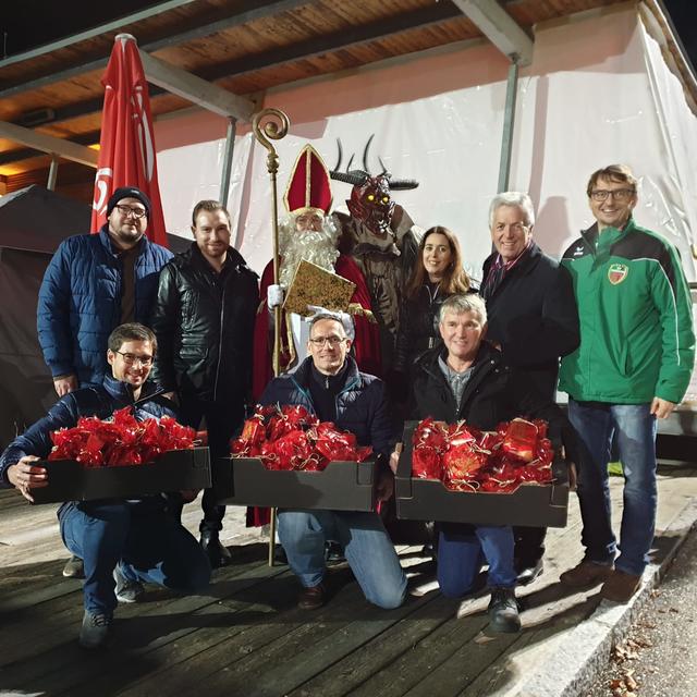 Sportlicher Leiter Rene Hartner, Obmann Manuel Vaschauner ,Nikolo, Nachwuchsleiterstellvertreterin Christine Kandut, Bürgermeister Herbert Gaggl, Michael Sagmeister.
vorne: Georg Witek, Rene Jilg sowie Nachwuchsleiter Arno Kurz