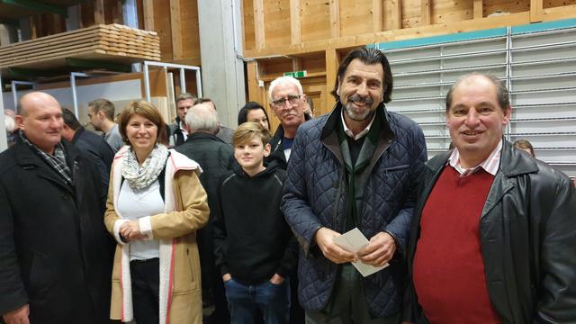 Auch Bgm. Josef Wallner überzeugte sich von dem vielfältigen Angebot beim zehnten Adventmarkt beim Holztreff Liechtenstein.
