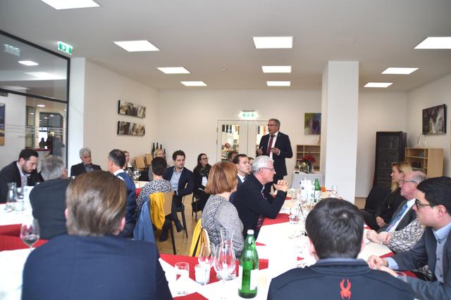 Ab 13.00 Uhr gab es die Möglichkeit die Special Guests am "runden Tisch" kennenzulernen. | Foto: Siegele