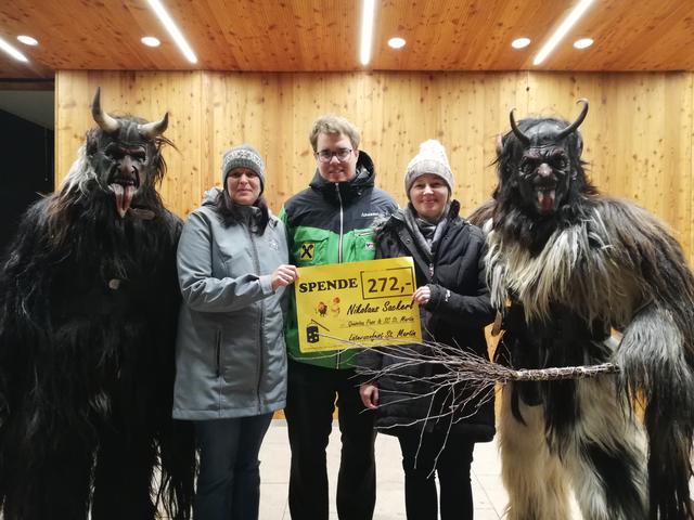 Karoline Rohrmoser und Anna Kofler mit Gerhard Leitinger vom Schiclub.