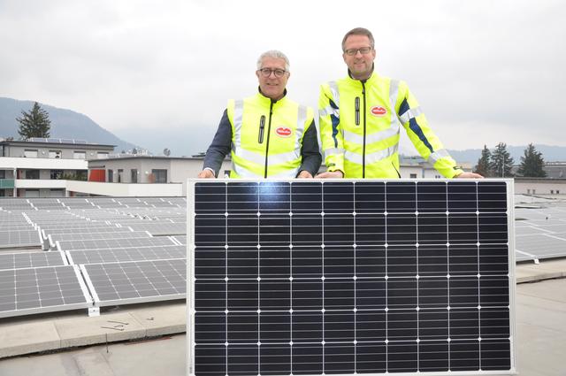 Auf dem Dach der Villacher Brauerei befindet sich ein eigenes Solarkraftwerk: Vorstand Thomas Santler (links) und Marketingleiter Peter Peschel. | Foto: VKB AG