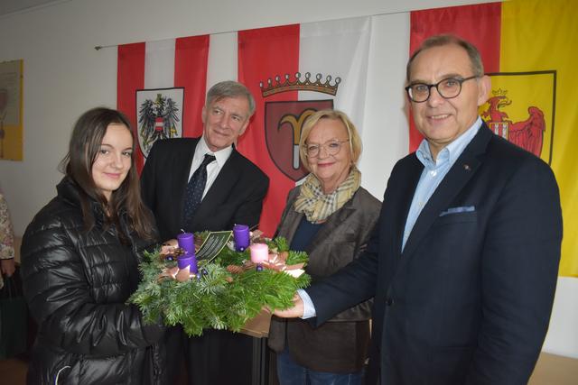 Bürgermeisterin Ingrid Salamon nahm den Adventkranz aus Ungarn in Empfang. | Foto: Stadtgemeinde Mattersburg