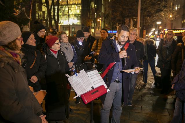 Bezirksvorsteher Markus Rumelhart (SPÖ) liest einige der Wünsche und Gedanken der Mariahilfer vor.