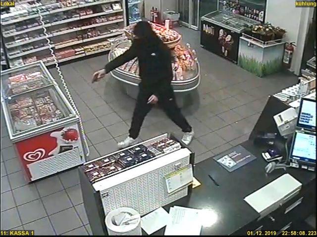 Der Raubüberfall auf eine Maxglaner Tankstelle zeigt die vermummten Täter.