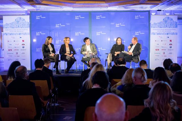 Qian Sun (China Korrespondentin in Berlin), Anna Rose (Russland Korrespondentin in Berlin), Pascal Thibaut (Vorsitzender der Auslandspresse in Berlin), Alexandra Föderl-Schmid (Korrespondentin der Süddeutschen Zeitung in Israel) sowie Othmar Karas (Vizepräsident des EU Parlaments). | Foto: ProMedia Kommunikation/APA-Fotoservice/Lechner