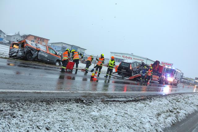Der Kleintransporter wurde bei dem Aufprall völlig zerstört.