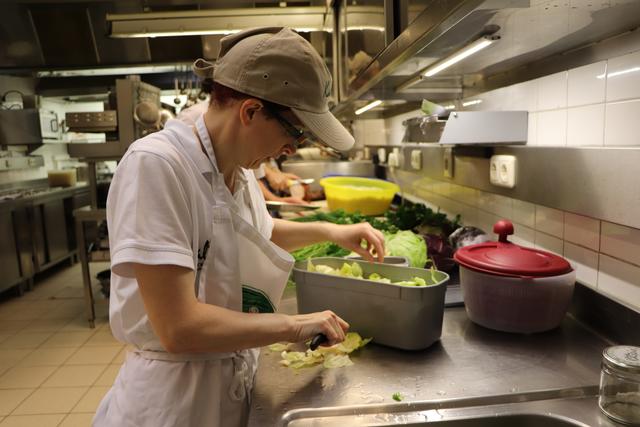 Kirchbergerin Simone Scheuchl ist über ihren Job im Restauraunt Kalteis sehr glücklich. | Foto: (2) Tanja Handlfinger