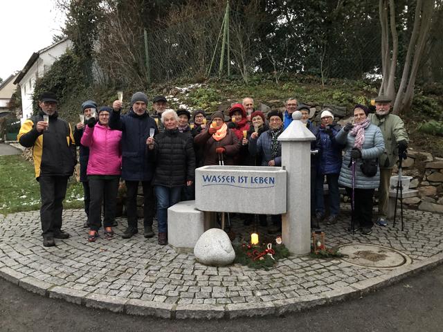 Die Walker vom Kneipp Club Hollabrunn beim Brunnen, den Rosi Preyer pflegt und hegt.