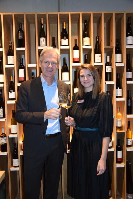 Geschäftsführer der Privatbrauerei Karl Schwarz und Stephanie Thür feiern die Eröffnung der Vinothek "Hauptsache Wein".