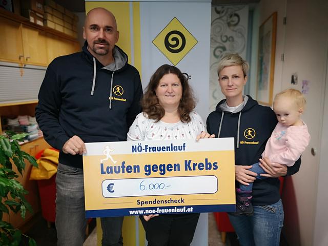 vlnr:
Christian Kohl (NÖ Frauenlauf), Sabine Caslavka (Österreichische Krebshilfe, St. Pölten), Barbara Ziegler (NÖ Frauenlauf) mit Florentina | Foto: NÖ Frauenlauf 