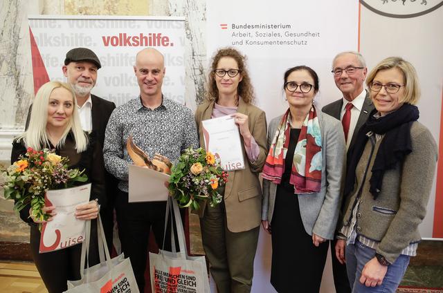 Kürzlich wurde das Pflegeteam der Volkshilfe Tirol stellvertretend für alle pflegenden Angehörigen mit dem zweiten Platz beim österreichischen Pflege- und Betreuungspreises LUISE in der Kategorie "Pflege- und Betreu- ungspersonal an Demenz" erkrankter Menschen ausgezeichnet.