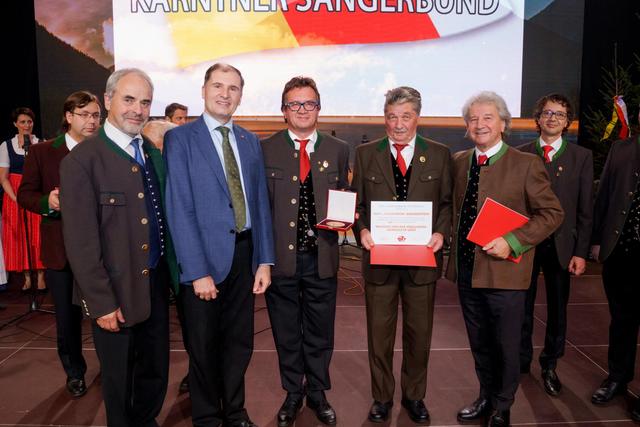 Bei der Verleihung: Bundeschorleiter des Kärntner Sängerbundes Bernhard Zlanabitnig, Präsident des österreichischen Chorverbandes Karl-Gerhard Straßl, Chorleiter MGV Almrausch Arnoldstein Hubert Koller, Obmann MGV Almrausch Josef Bernhard, Bundesobmann des Kärntner Sängerbundes Horst Moser (v.l.)
