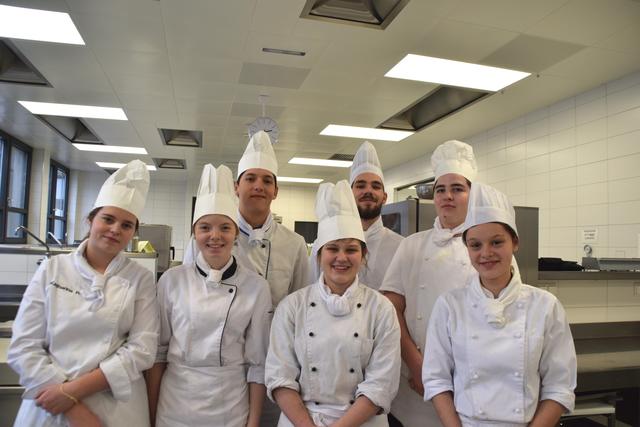Die Küchencrew Kathi, Isabel, Guido, Sabrina, Dominic, Paul und Leni (v.li.) verköstigten die Besucher. | Foto: Siegele
