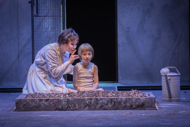 Barno Ismatullaeva (Schwester Angelica), Aaron Kroll (das Kind)