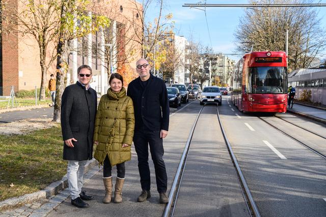 Vizebürgermeisterin und Mobilitätsstadträtin Uschi Schwarzl, IVB-Geschäftsführer Martin Baltes und Landesverkehrsplaner Ekkehard Allinger-Csollich (li.) besichtigen die verbesserte Linienführung im Bereich der Technikerstraße.