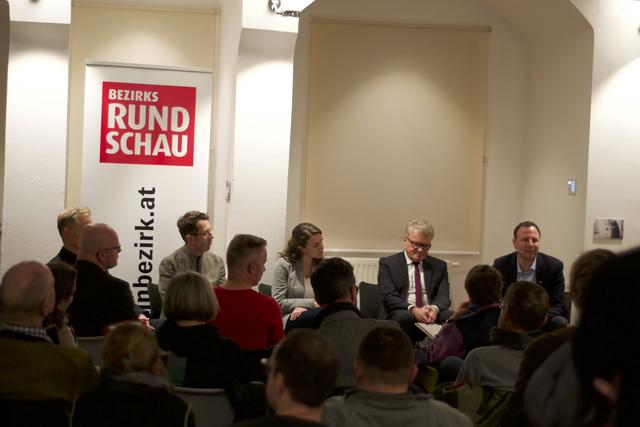 Viele Bürgerinitiativen nutzten den Diskussionsabend im Kepler Salon, um auf ihre Anliegen aufmerksam zu machen.
