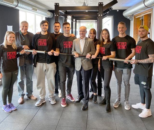 Bürgermeister Helmut Weber (M.) und Vize Günther Bauer (l.) bei der Eröffnung des neuen Fitnessstudios The Field in Gratkorn.