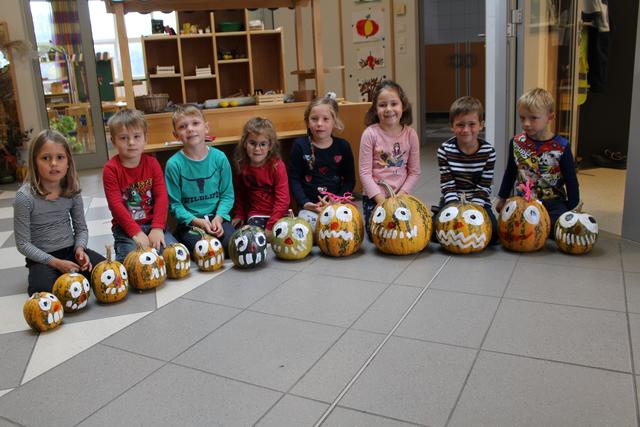Die Kindergartenkinder verzierten die Kürbisse.