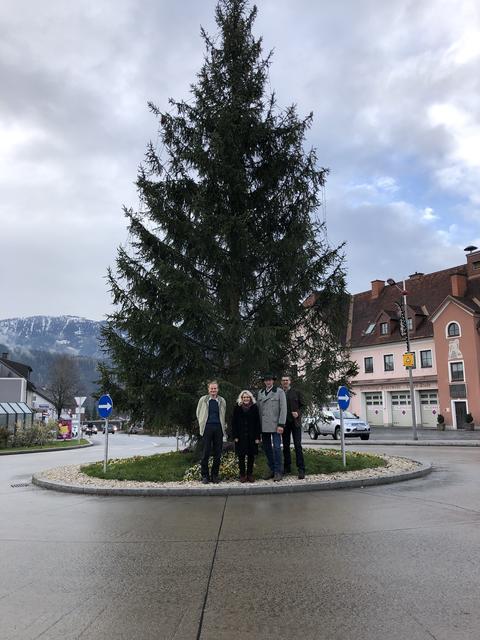 Präsentierten den Christbaum: Hans-Peter Schörkmeier, Roswitha Glashüttner, Peter Kettner und Georg Hörmann