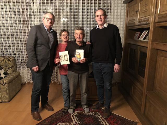 Ortsvorsteher Roman Heiden, Erika und Jubilar Leo Schmiedl und Stadtrat Josef Keck.