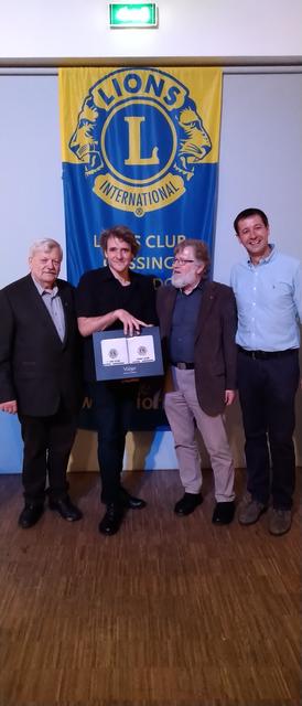 Musikkabarettist Christof Spörk (2. von links) unterhielt das Publikum bestens. | Foto: Lions-Club