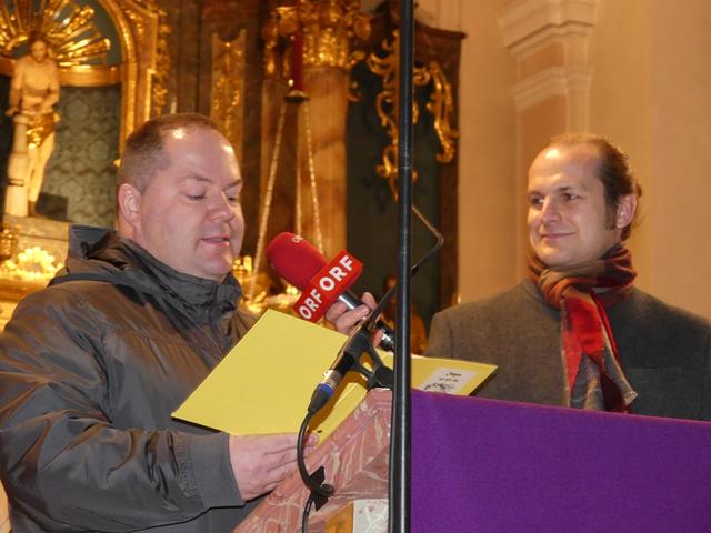 Pfarrer Markus Lehr gibt den Adventsegen. | Foto: Hannes Waltl