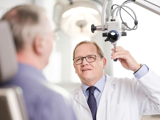 Sind ältere Patienten mit Hörminderung mit der Versorgung durch ein Hörgerät nicht
zufrieden oder besteht eine sehr starke Reduktion des Hörvermögens, kann ein Implantat die richtige Lösung sein.