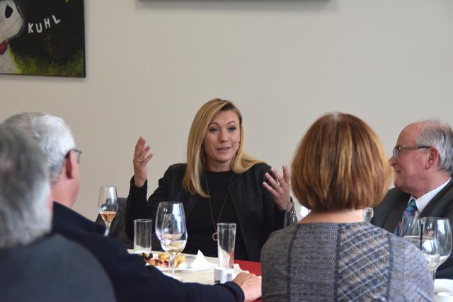 Miriam Scherl entschloss sich mit 35 die Kochlehre nachzuholen, um die Vorgänge in der hoteleigenen Küche besser zu verstehen. Ein ungewöhnlicher Weg, der an der TFBS aber bestens unterstützt wird. | Foto: Siegele