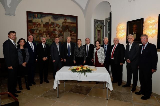 Mag. Anton Silber (Bürgermeister der Gemeinde Garsten), Manuela Hinterwirth, Magistratsdirektor Dr. Kurt Schmidl, Stadtrat Dr. Mario Ritter, Vizebürgermeister Dr. Helmut Zöttl, Dr. Herbert Honsowitz (Gatte der Botschafterin), Dr. Franziska Honsowitz-Friessnigg, Bürgermeister Gerald Hackl, Vizebürgermeisterin Ingrid Weixlberger, Erich Hinterwirth, Vizebürgermeister Wilhelm Hauser, Stadtrat Mag. Reinhard Kaufmann und der ehemalige Nationalrats-Abgeordnete Walter Murauer aus Garsten (v. li.).