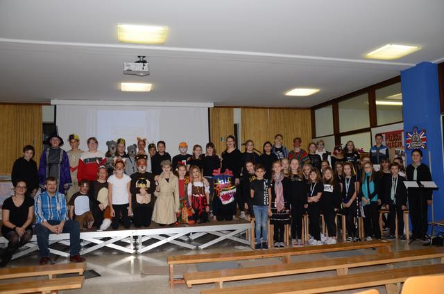 Rund 40 Schüler der Musik-NMS Stallhofen wurden von ihrern Lehrern tatkräftigst unterstützt.