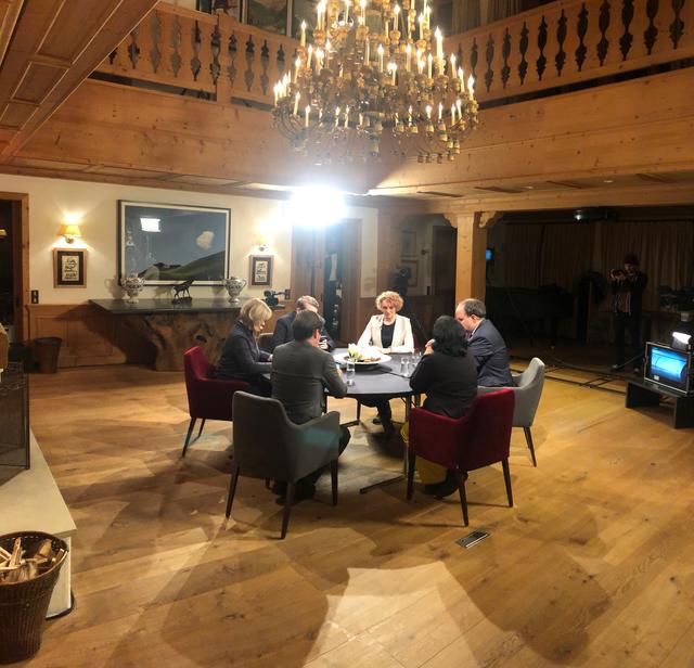 Zum ersten Mal live aus Lech die Runde der Chefredakteure auf ORF III. | Foto: ProMedia Kommunikation/APA-Fotoservice/Lechner