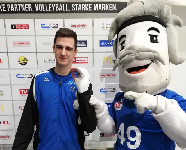 Felix Breit vom UVC Ried verletzte sich am Finger und konnte nicht mehr weiterspielen.