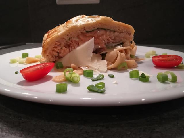 Lachsfilet im Blätterteigmantel an hausgemachten Tagliatelle, zubereitet von Mr. John's Chefköchin Ruth Schmid.