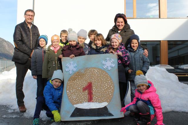 Stellvertretend für die Schüler/innen der Volksschule Umhausen (Klasse 2a) und der schulischen Tagesbetreuung mit VS-Direktorin Felicitas Frötscher (re.) und GR Leonhard Falkner (Li.)