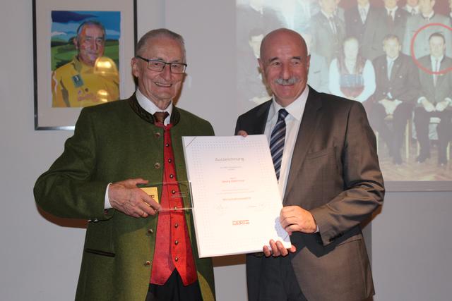 Als Anerkennung für die langjährige unternehmerische Tätigkeit überreichte WKO-Obmann KommR Manfred Benischko (rechts) Konsulent Georg Obermayr (links) eine Wirtschaftsmedaille zum 90. Geburtstag.