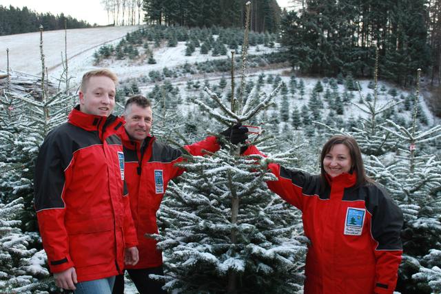 Christbaumbauern in zweiter und dritter Generation: Tobias, Gerhard und Gerda Lengauer.  | Foto: Privat