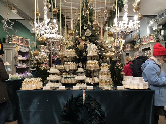 In der Schrankgasse 12 finden Kunden Weihnachtsgeschenke für ihre Liebsten. | Foto: Brandl