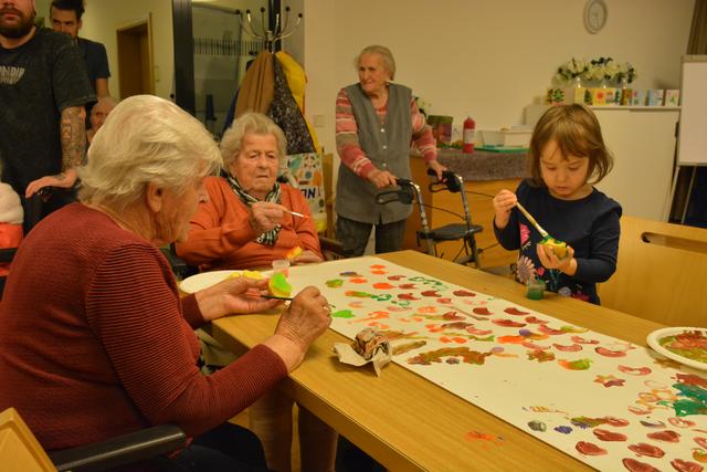 Für die alten Menschen ist dies eine gelungene Abwechslung im ruhigen Alltag und den Kindern werden schon früh zwischenmenschliche Werte vermittelt.