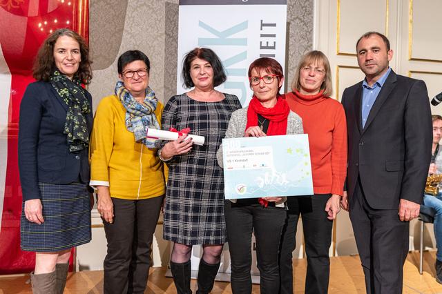 LAbg. Regina Aspalter, Gertrude Jindrich (v.li.), Obmann Albert Maringer und Vertreterinnen der VS 1 Kirchdorf  | Foto: Peter Christian Mayr/Cityfoto.at