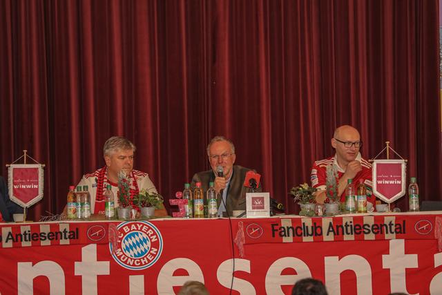 Karl-Heinz Rummenigge (Mitte) stellte sich im Brambergersaal in Eggerding den Fragen der Fans.