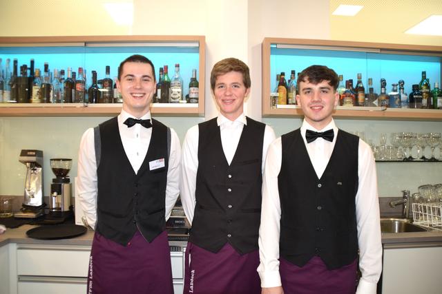 Service der Extraklasse an der TFBS: Moritz, Jannes und Jimmy (v.li.) zeigten wie es sein soll. | Foto: Siegele