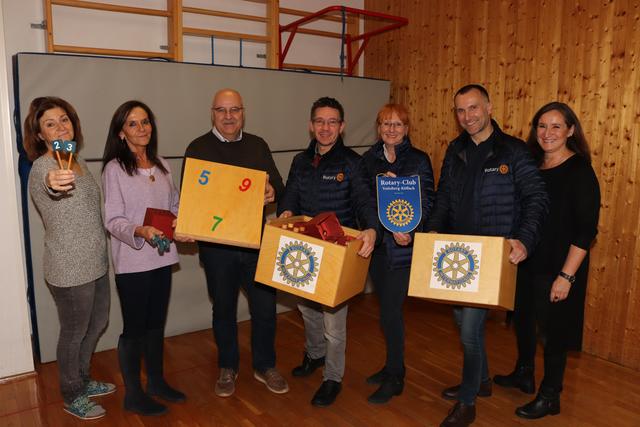 Bgm. Kurt Riemer mit den Mitgliedern des Rotary Clubs und Direktorin Elisabeth Samassa