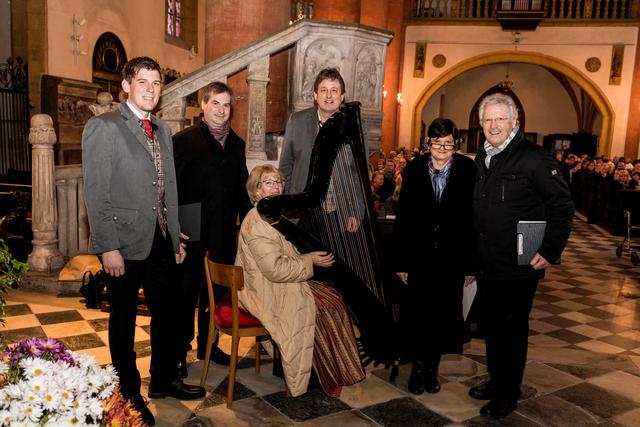 Von links: Mathias Nadrag (Obm. Finanzchor Villach) Jürgen Primus (Obm. A Cappella Chor Villach), Eveline Schuler (Harfe), Arno Kohlweg (Ltg. Finanzchor Villach), Rita Hartmann (Ltg. A Cappella Chor Villach), Richi Di Bernardo (Projektleiter)