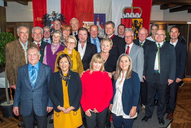 v.l.n.r: hinten: Felix Junger, Peter Oberrauch, Bernhard Wuppinger, Walter Wiener, Bernd Sturany, Johann Hillerzeder, Erwin Schrümpf, Dieter Strohmeier.
Mitte: Anni Ober, Monika Kallinger, Renate Furtlehner, Johann Wittek, Konrad Pieringer, Gertrude Czech-Müller, Helmut Naderer, Peter Heinrich, Johann Gschaider, Leopold Ramminger. Vorne: Walter Huber-Braumann, Emma Mösl-Schäfer, Elisabeth Dopsch, Judith Simmerstatter.