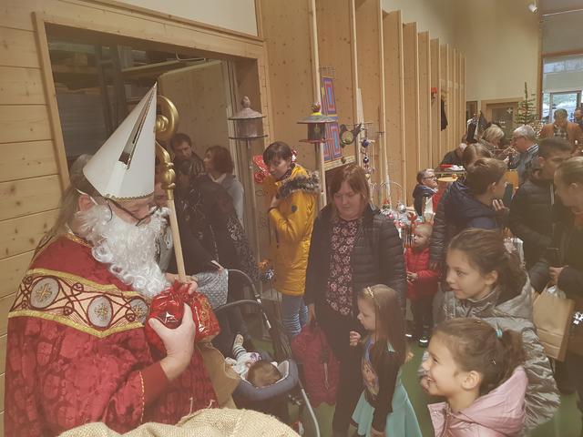 Der Nikolaus war ein beliebter Besuch für die vielen Kinder.